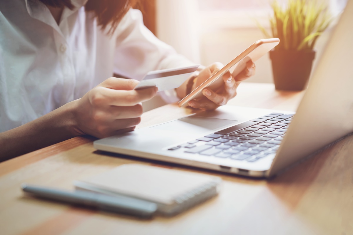 Frau beim Online-Banking mit Smartphone